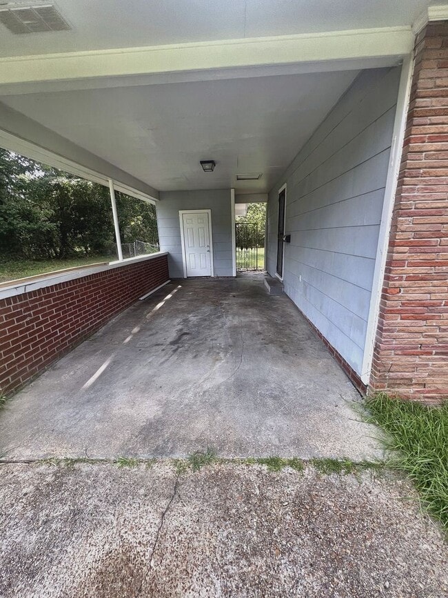 Building Photo - 3-Bedroom Home with Carport in Northeast Jackson