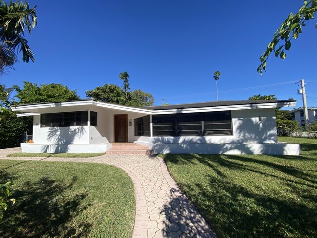 Building Photo - 1101 Bay Dr