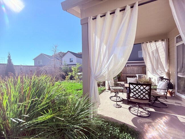 Building Photo - Updated 4 Bedroom Home with Stunning Private Backyard