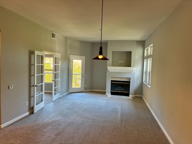 Building Photo - 121 Crescent Ct