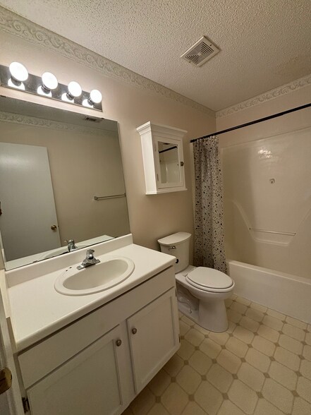 Building Photo - 300 OLYMPIA CT