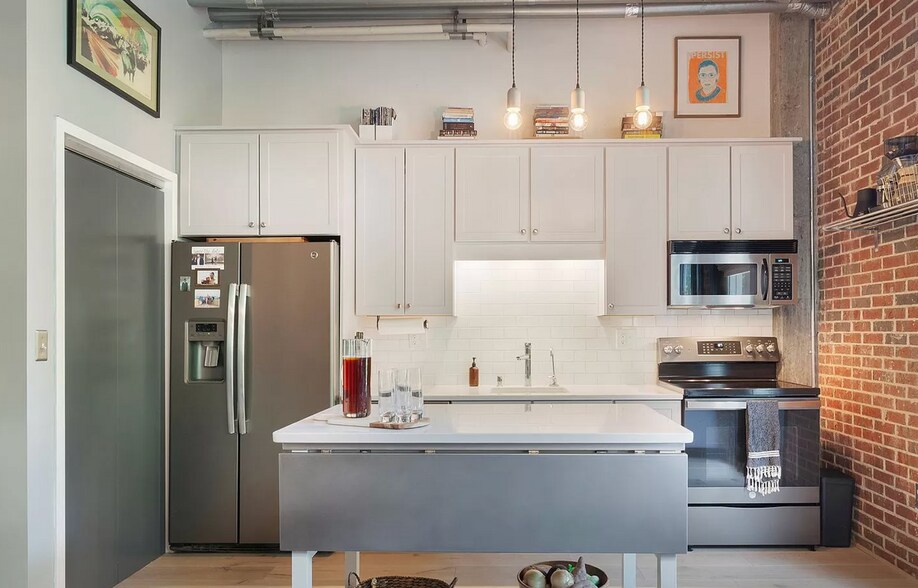 kitchen - 640 Glen Iris Dr NE