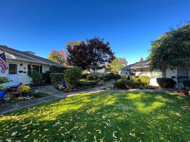 Building Photo - Lovely 2 Bed + 1 Bath Unit in Forest Grove...