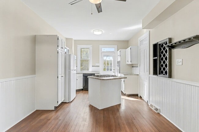 Building Photo - Three bedroom, 1.5 bath duplex