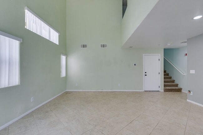Building Photo - GORGEOUS OPEN FLOORPLAN*GATED COMMUNITY*CO...