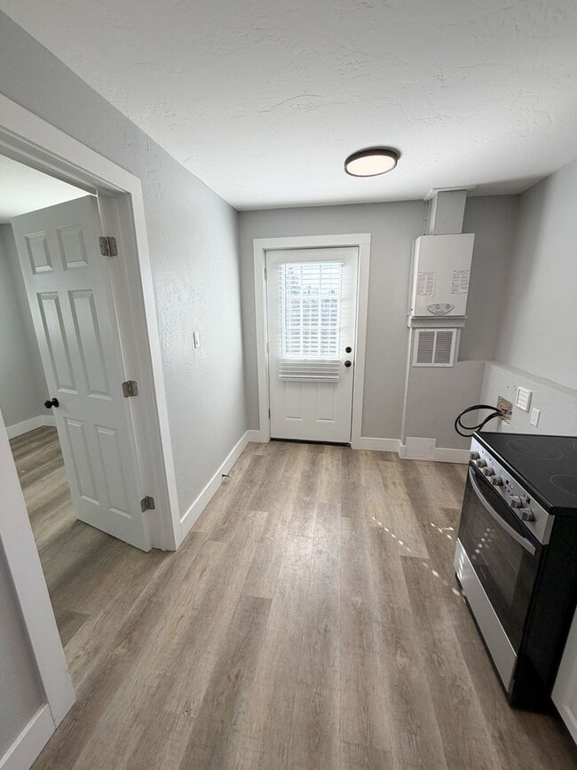 Building Photo - 2 Bedroom, 1 Bathroom Home