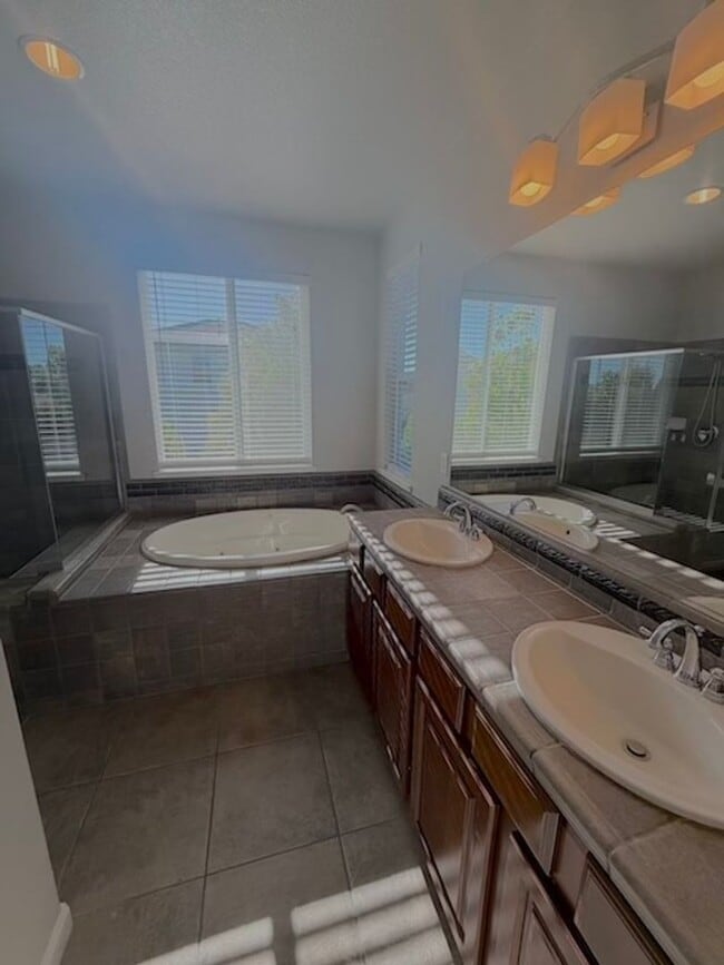 Building Photo - 4 Bedroom Home in Whitney Ranch with Access to Clubhouse