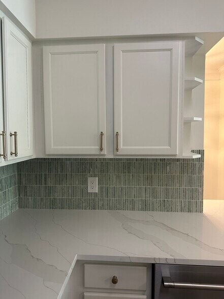 Designer kitchen - 9849 Baywinds Dr