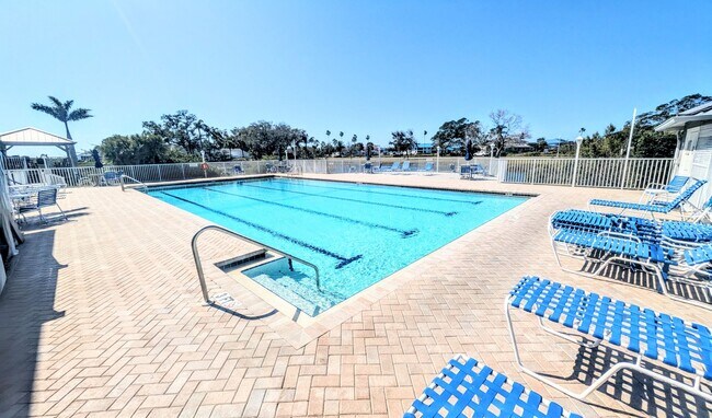 Building Photo - Seasonal/short term 2/2 vacation condo close to Anna Maria