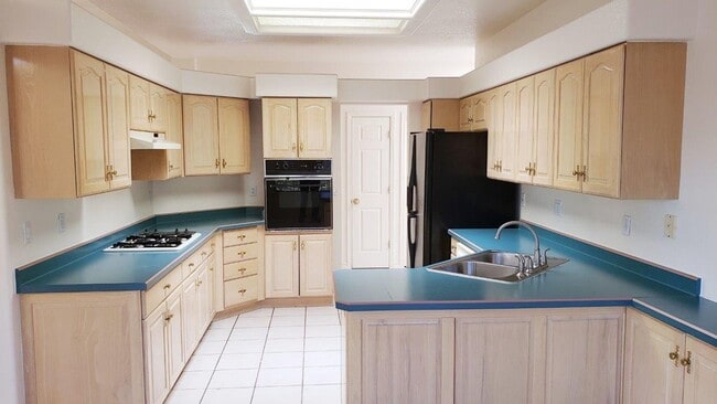 Building Photo - Beautiful Home with Pool and Hot Tub!