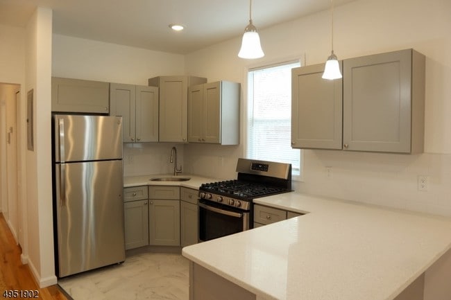 Building Photo - 373 N 6th St