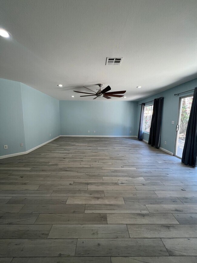 Building Photo - Beautiful Henderson Home!
