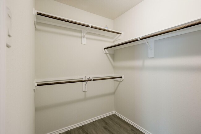 Building Photo - 208 Elk Run Ln