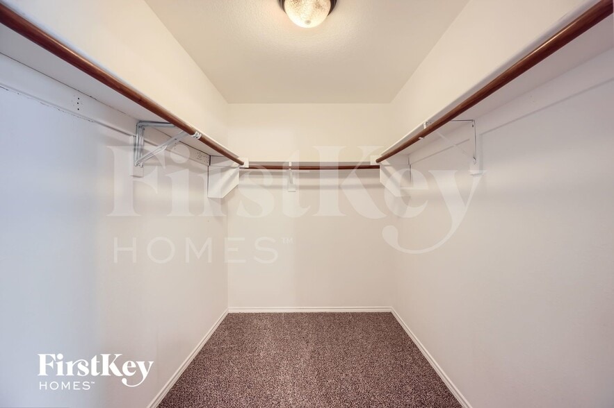 Building Photo - 1925 Cross Oaks Dr