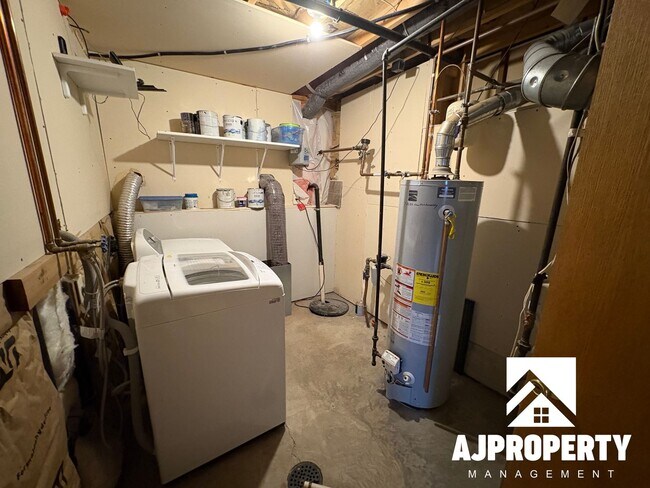 Building Photo - 5509 S Sarmar Ave