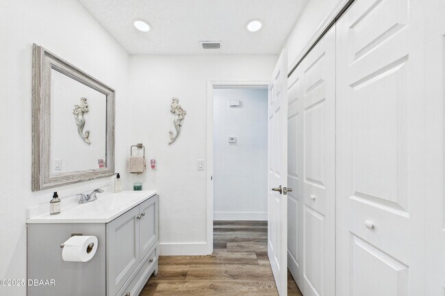 Building Photo - 4035 Oriole Ave