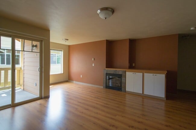 Building Photo - Nice 3 Bed Upstairs Flat - Walking Distance to Campus!