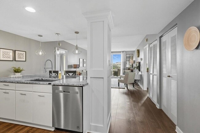 Building Photo - 300 S Duval St