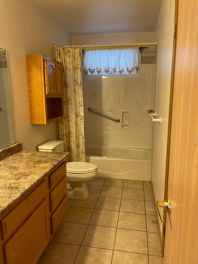 Building Photo - 3 bedroom, 1 3/4 bathroom located in Canon...