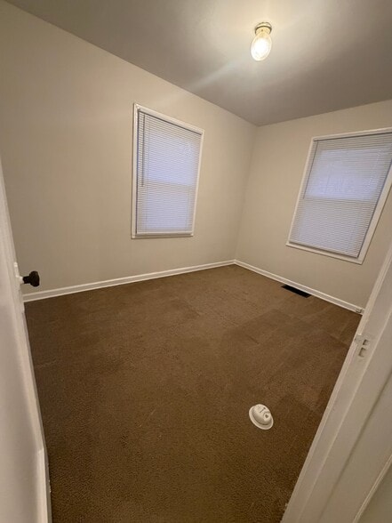 Building Photo - 301 E 4th St