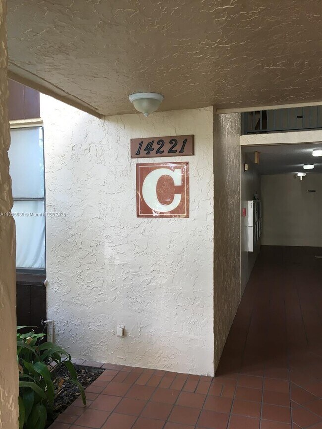 Building Photo - 14221 N Kendall Dr