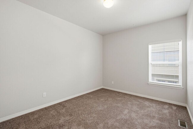 Building Photo - 3 Bedroom Townhome in Fort Collins