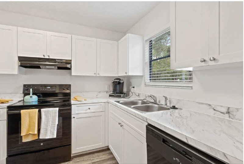 Building Photo - 2550 W Bird St