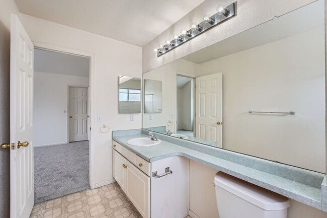 Building Photo - Beautiful Home in Aurora Available now! 2/2