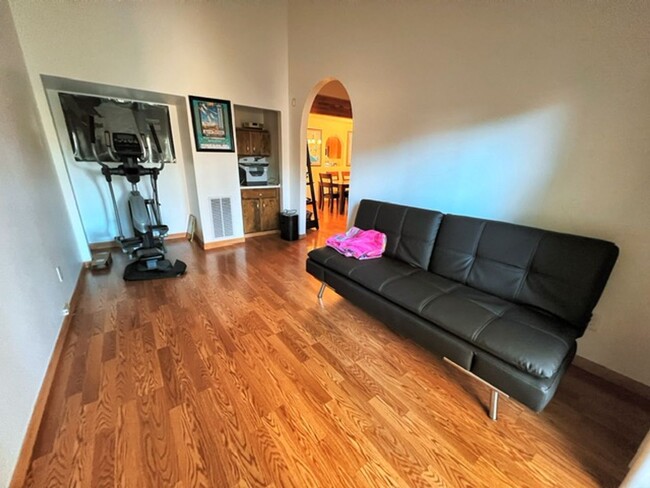 Building Photo - Spacious 1497sqft & Fully Furnished Two Be...