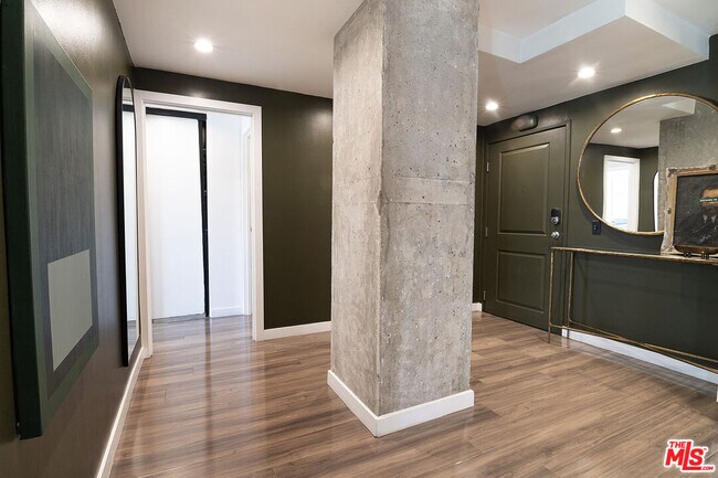 Building Photo - 1155 N La Cienega Blvd