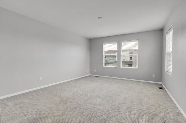 Building Photo - $2,600.00, 3 bed, 2.5 bath located in Denver