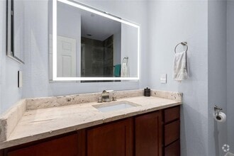 Building Photo - Stunning Townhome Near Medical Center!