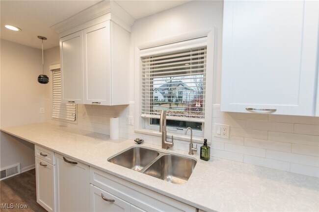 Building Photo - 2500 Deborah Dr