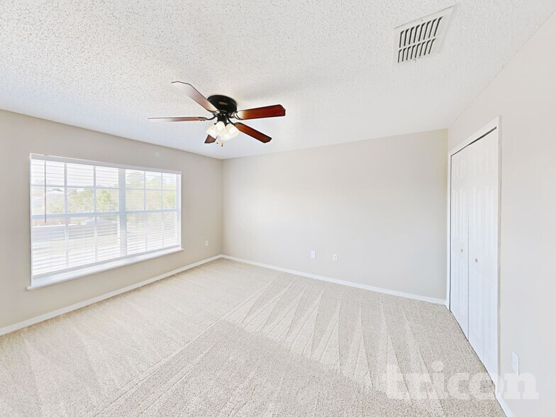 Building Photo - 13561 Linden Dr