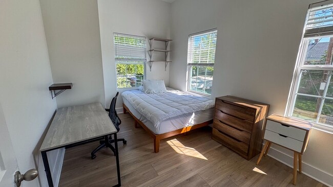 Building Photo - 4 Bed / 2 Bath University Area Apartment