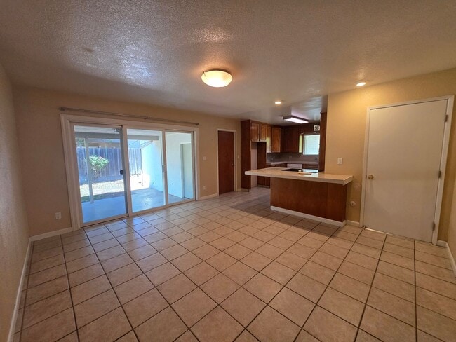 Building Photo - Single story home close to freeway access!
