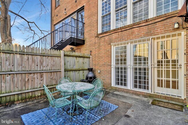 Building Photo - 1248 C St SE