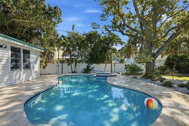 Building Photo - 759 Lantana Ave