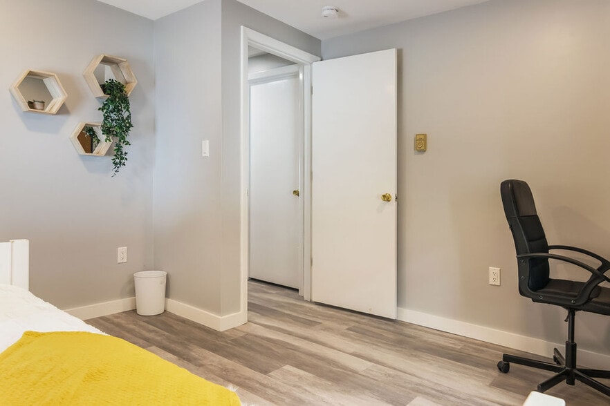 Building Photo - 36 Pequotsepos Rd