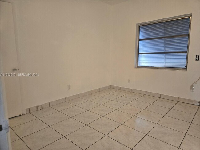 Building Photo - 1825 Lincoln St