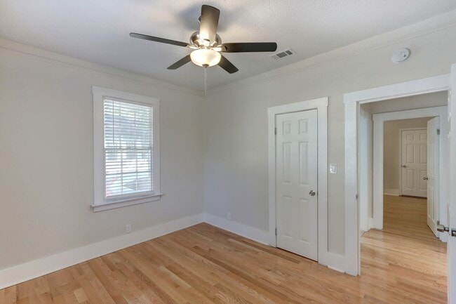 Building Photo - Renovated Three Bedroom, Two Bathroom Sing...