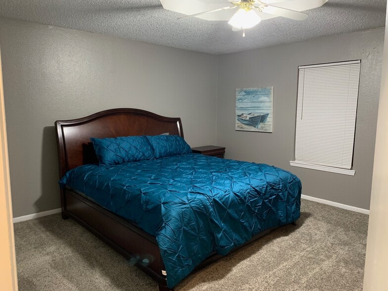 Bedroom 1 walk in closet - 1307 Bagby Ave