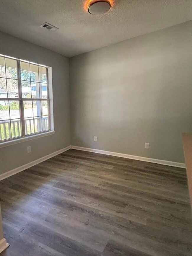 Building Photo - Newly Renovated 3 Bedroom Duplex~