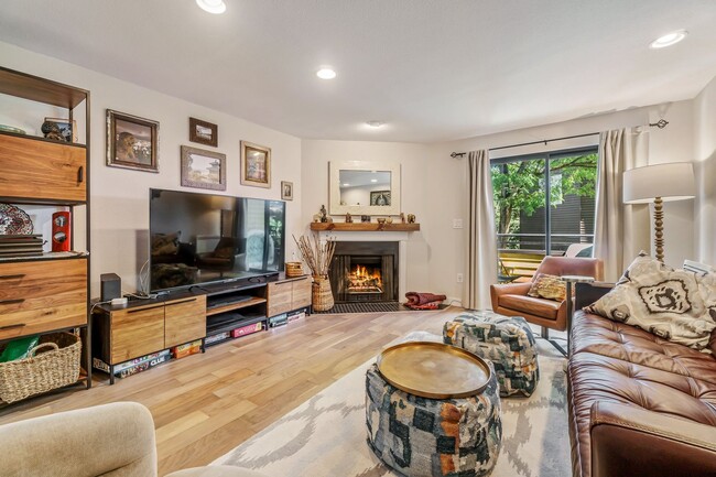 Building Photo - 2+ Bed 2.5 Bath East Madison Townhouse