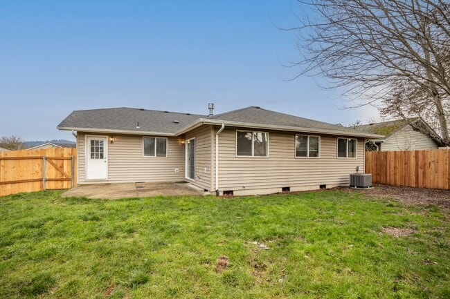 Building Photo - **MOVE IN SPECIAL!** Pet Friendly Charming 3 Bedroom Home with large office!