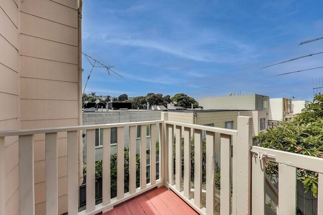 Building Photo - Beautiful Updated 3BD/2BA + Bonus Room Hom...