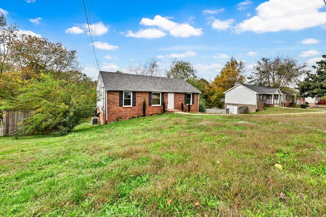 Building Photo - 3 Bedroom and 2 Bathroom with Finished Basement near Fort Campbell