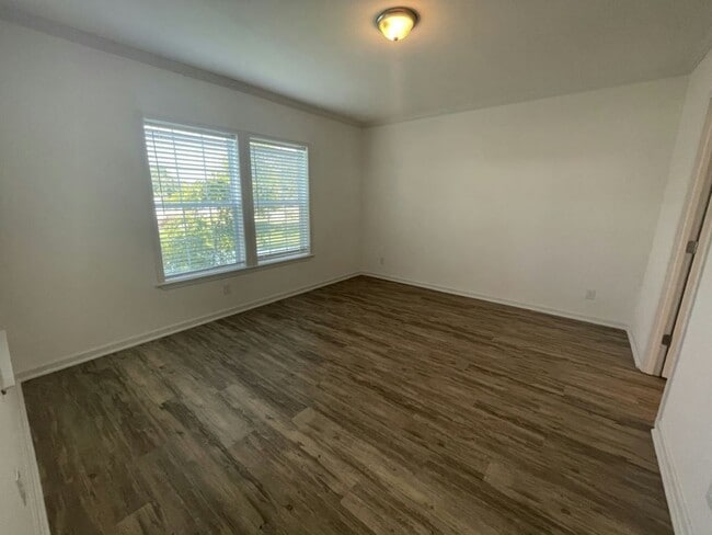 Building Photo - 589 Johnathans Cay