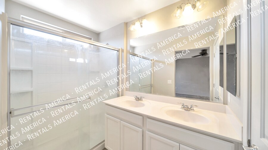 Building Photo - 4910 S River Run Dr