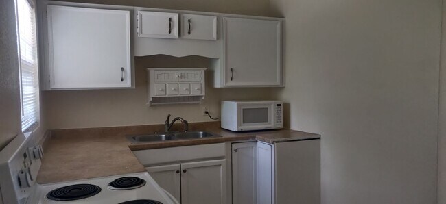 Building Photo - 2 bedroom 1 bath